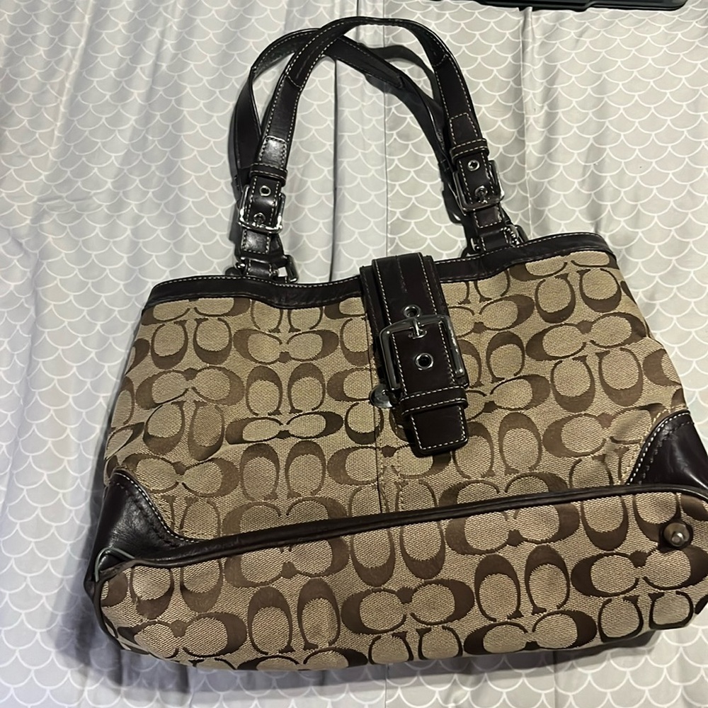 Coach bag in excellent condition barely used.